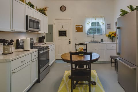 Cottage (2 Bedrooms) | Private kitchen | Microwave, oven, stovetop, blender