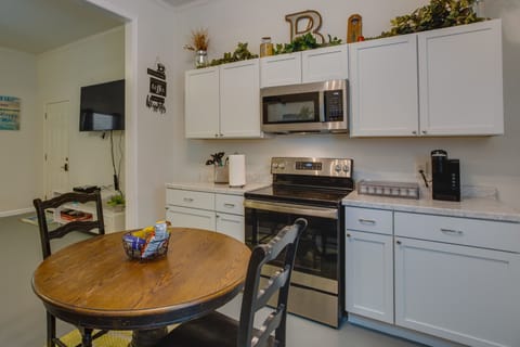 Cottage (2 Bedrooms) | Private kitchen | Microwave, oven, stovetop, blender