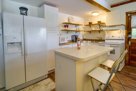 Apartment (1 Bedroom) | Private kitchen | Microwave, oven, stovetop, coffee/tea maker