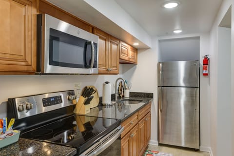 Apartment (1 Bedroom) | Private kitchen | Microwave, oven, stovetop, highchair