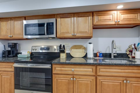 Apartment (1 Bedroom) | Private kitchen | Microwave, oven, stovetop, highchair