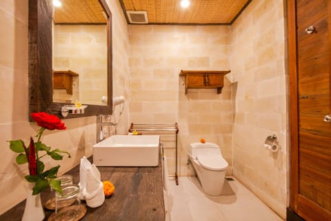 Superior Chalet | Bathroom | Bathtub, jetted tub, free toiletries, hair dryer