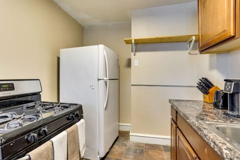 Apartment (2 Bedrooms) | Private kitchen | Oven, stovetop, cookware/dishes/utensils, paper towels