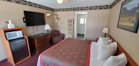 Standard Room, 1 King Bed | Desk, blackout drapes, soundproofing, free WiFi