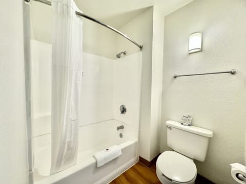 Combined shower/tub, rainfall showerhead, towels, soap