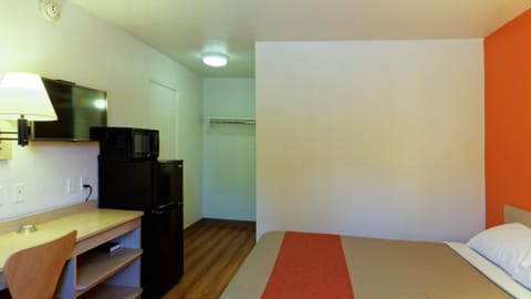 Deluxe Room, 1 Queen Bed, Non Smoking, Refrigerator & Microwave | Free WiFi, bed sheets