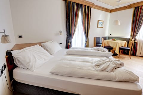 Junior Suite | Premium bedding, down comforters, minibar, in-room safe