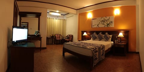 Deluxe Double Room | In-room safe, desk, iron/ironing board, free WiFi