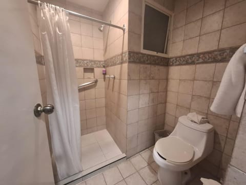 Deluxe Room, 1 King Bed | Bathroom | Shower, free toiletries, hair dryer, towels