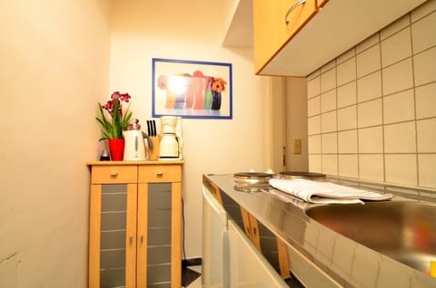 Standard Studio, 1 Twin Bed, Refrigerator & Microwave (50€ cleaning fee on top of the rate) | Private kitchen | Fridge, microwave, stovetop, coffee/tea maker