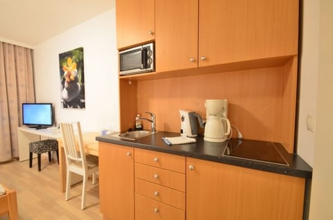 Studio, 1 Doublebed, Non Smoking, Kitchenette, 50€ cleaning fee on top of the rate | Private kitchen | Fridge, microwave, stovetop, coffee/tea maker