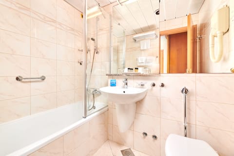 Superior room with balcony sea side | Bathroom | Bathtub, free toiletries, hair dryer, towels