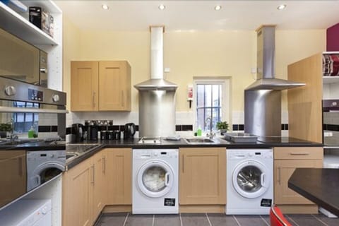 7 Bedroom Apartment (183 Huntingdon Street, NG1 3NL) | Private kitchen | Full-size fridge, microwave, oven, stovetop