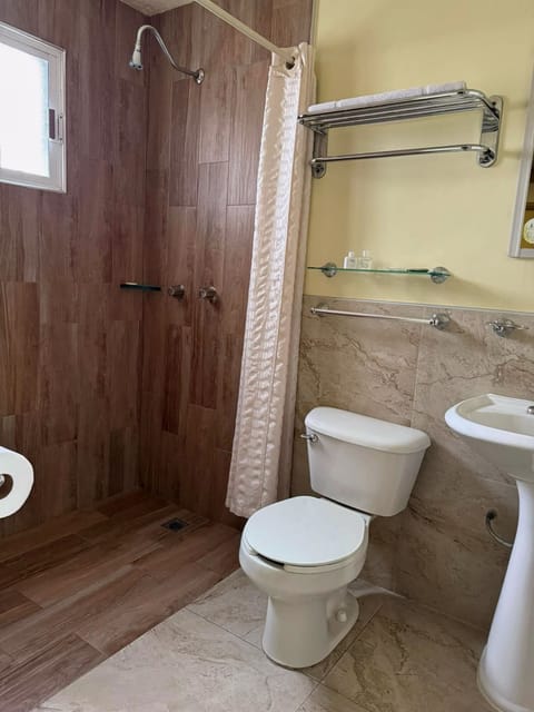 Junior Studio Suite, 1 King Bed | Bathroom | Shower, towels, soap, shampoo