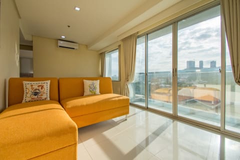 Deluxe Apartment, 2 Bedrooms, Non Smoking, Mountain View | Living area | Flat-screen TV