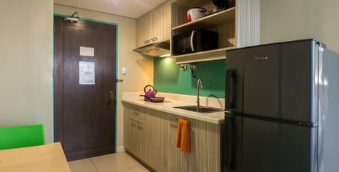 Deluxe Studio, 1 Double Bed, Non Smoking | Private kitchenette | Full-size fridge, microwave, stovetop, coffee/tea maker