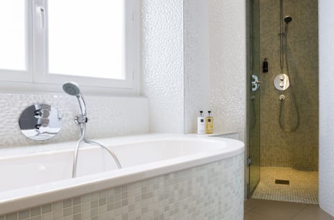 Double Room Prestige | Bathroom | Free toiletries, hair dryer, towels