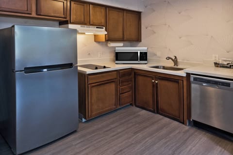 Full-size fridge, microwave, stovetop, dishwasher