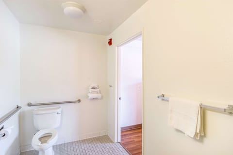 Deluxe Room, 1 Queen Bed, Accessible, Non Smoking | Accessible bathroom