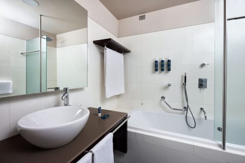 Combined shower/tub, free toiletries, hair dryer, bidet