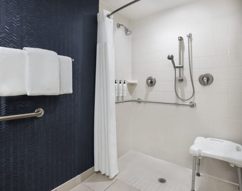 Combined shower/tub, designer toiletries, hair dryer, towels