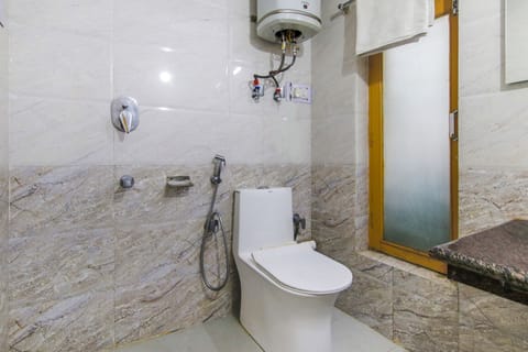 Premium Room | Bathroom | Shower, rainfall showerhead, free toiletries, towels