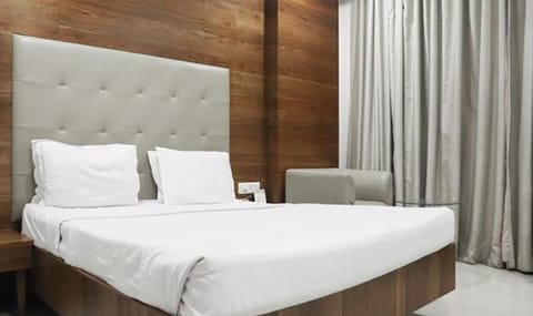 Deluxe Room | Egyptian cotton sheets, premium bedding, in-room safe, free WiFi