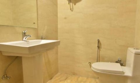 Deluxe Room | Bathroom | Shower, rainfall showerhead, free toiletries, towels