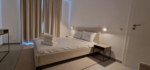 Deluxe Apartment | Hypo-allergenic bedding, soundproofing, free WiFi, bed sheets