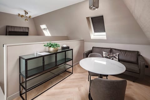 Executive Suite | 1 bedroom, in-room safe, desk, blackout drapes