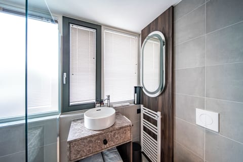 Executive Suite | Bathroom | Slippers, towels