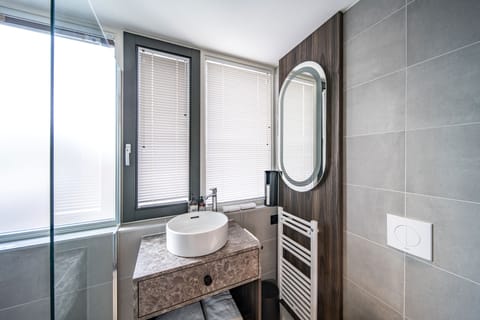 Executive Suite | Bathroom | Slippers, towels