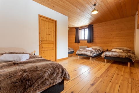 Large 30m² bedroom with 4 single beds, cotton percale sheets, ideal for children or groups (2)