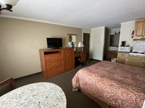 Studio, 1 Queen Bed, Kitchenette | Blackout drapes, free WiFi, bed sheets