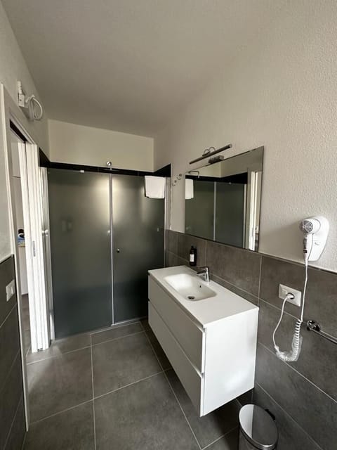 Classic Room | Bathroom | Shower, rainfall showerhead, hair dryer, bidet