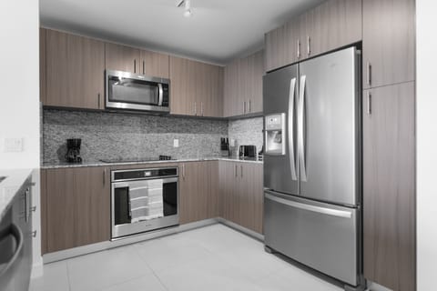 Deluxe Apartment | Private kitchen | Fridge, microwave, stovetop, dishwasher