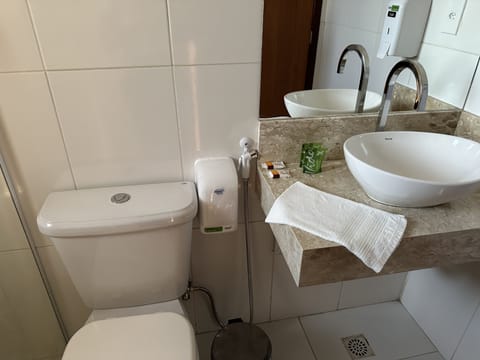 Triple Room | Bathroom | Free toiletries