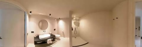 Avenue Basement Room | Bathroom