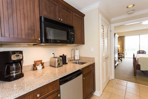 Condo (Studio) | Private kitchenette | Microwave, coffee/tea maker, toaster