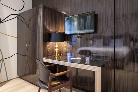 Standard Room | In-room safe, individually decorated, individually furnished, desk