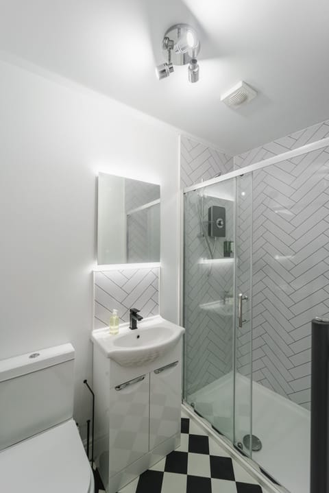 Studio, Ensuite (Twin) | Bathroom | Shower, free toiletries, hair dryer, towels