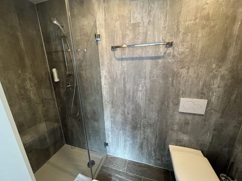 Superior Double Room | Bathroom | Free toiletries, hair dryer, towels