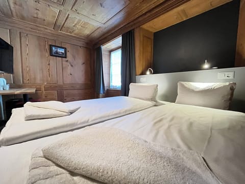 Doppelzimmer historisch | Hypo-allergenic bedding, in-room safe, individually decorated, desk