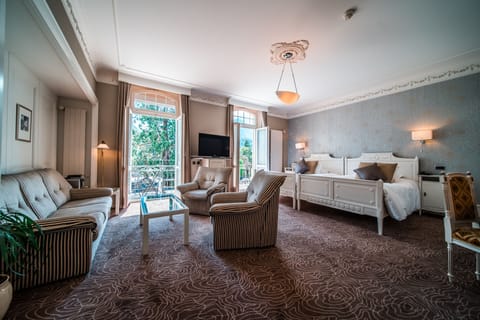 Historic, customized rooms in Baroque style with A/C and balcony | Hypo-allergenic bedding, down comforters, in-room safe, desk