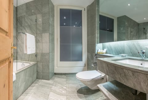 Deluxe Double Room | Bathroom | Shower, hair dryer, slippers, towels