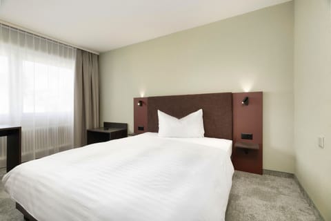 Standard Queensize Room | In-room safe, desk, free WiFi, bed sheets