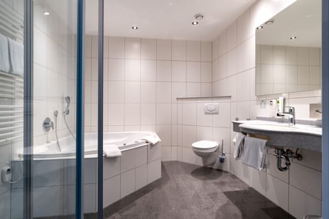 Junior Suite | Bathroom | Free toiletries, hair dryer, towels, soap