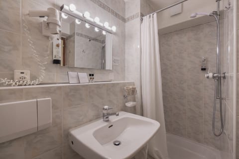 Comfort Double or Twin Room | Bathroom | Free toiletries, hair dryer, towels