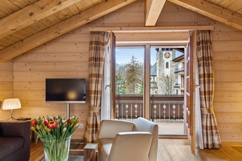 Suite (Chalet) | Hypo-allergenic bedding, minibar, in-room safe, individually decorated