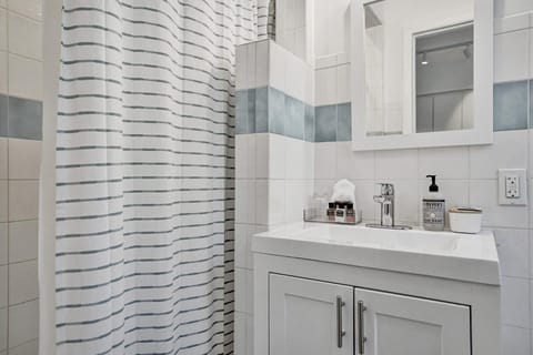 City Studio Suite | Bathroom | Shower, hair dryer, towels